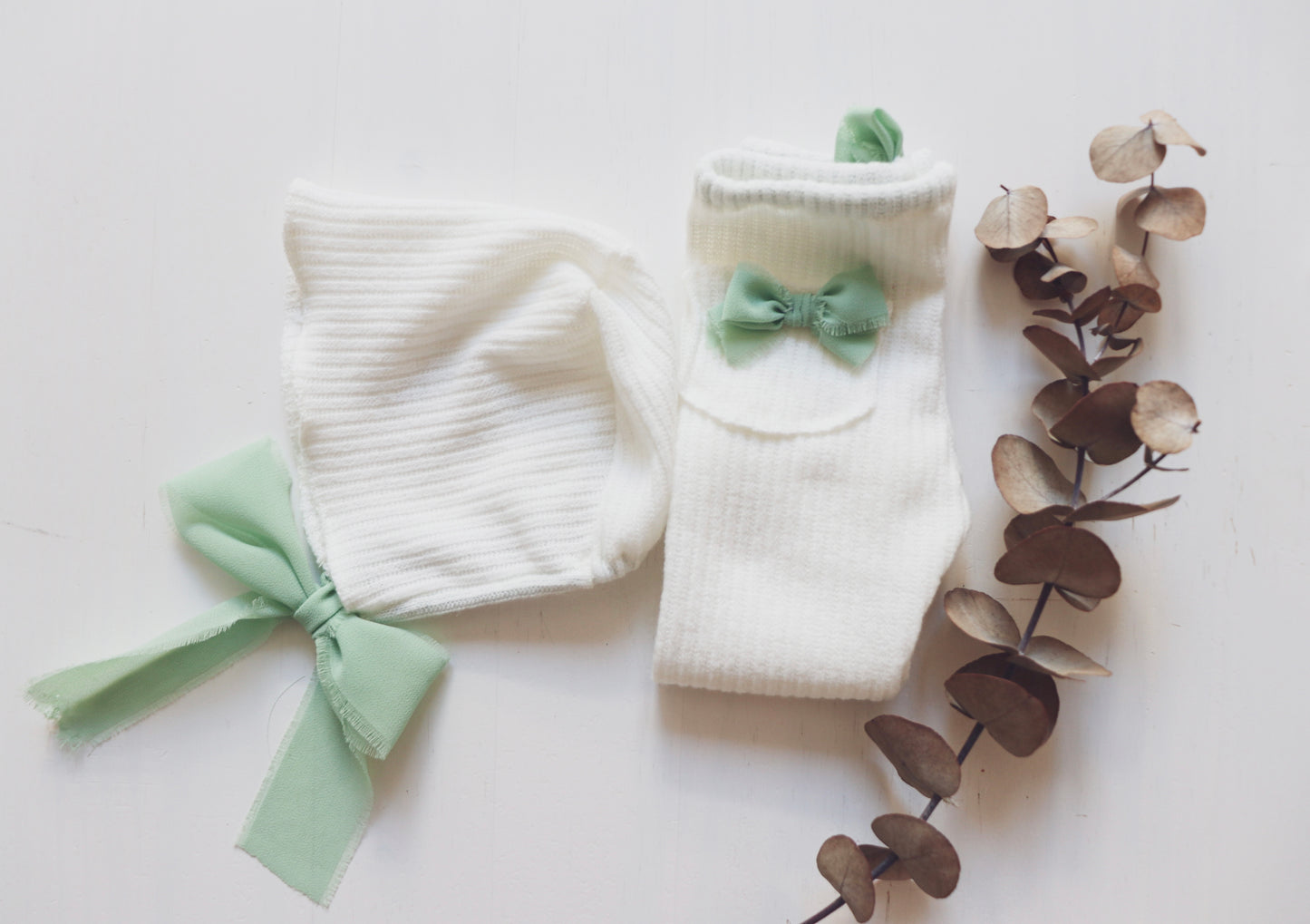Newborn White Romper Dress with Ruffled Tulle, Pearls, and Sage Green Bow – Includes Unisex Béguin and Pants