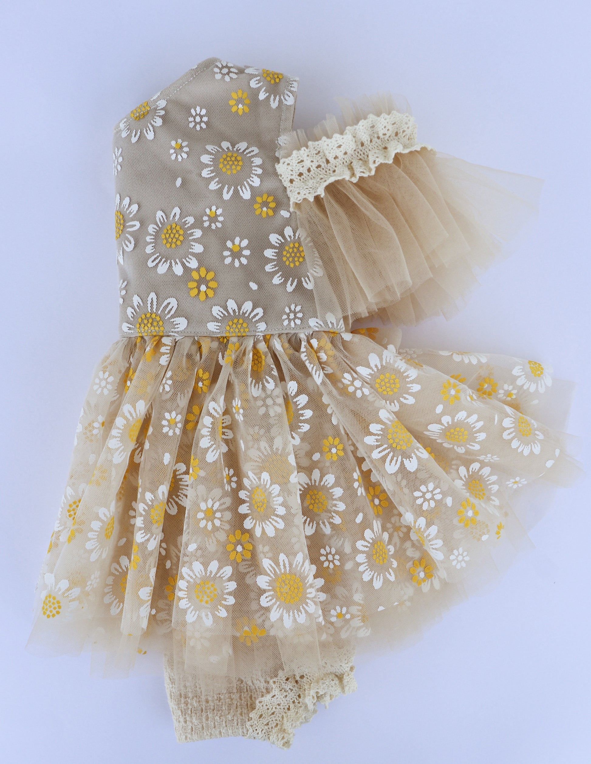 FLEUR MARGOT handmade daisy baby dress with beige tulle skirt and white yellow floral patterns