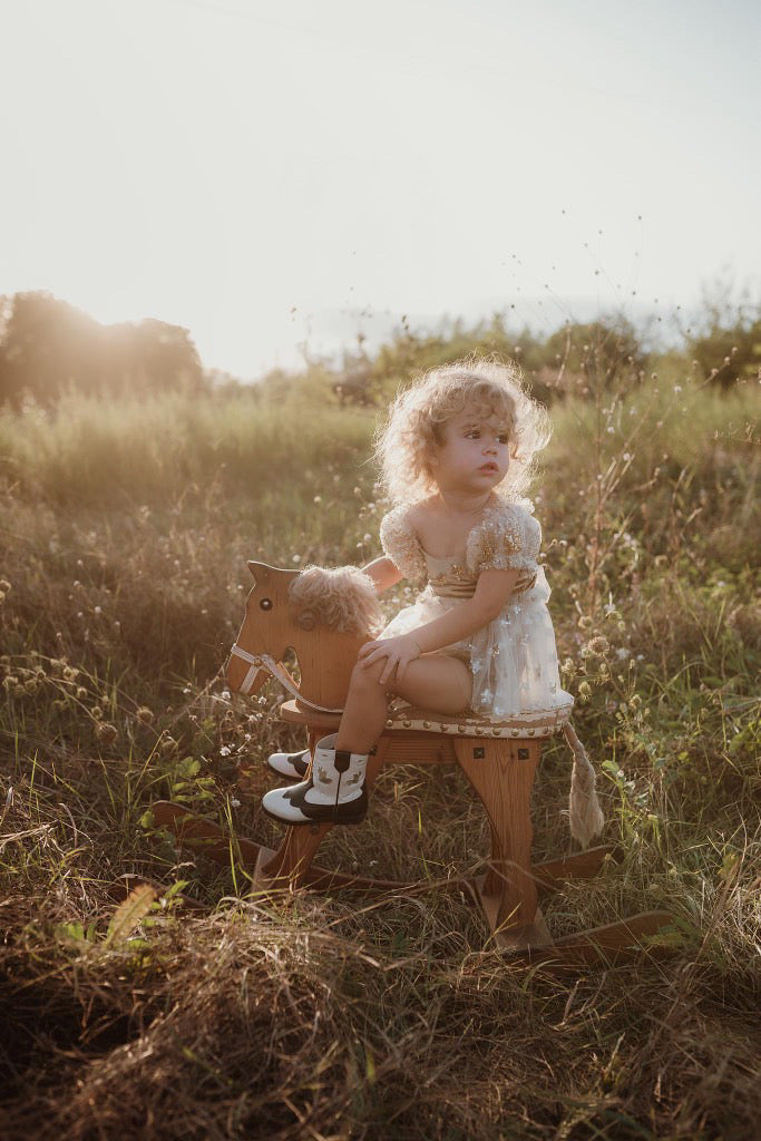 Adorable photography prop dress for girls featuring a soft design, perfect for outdoor photo shoots