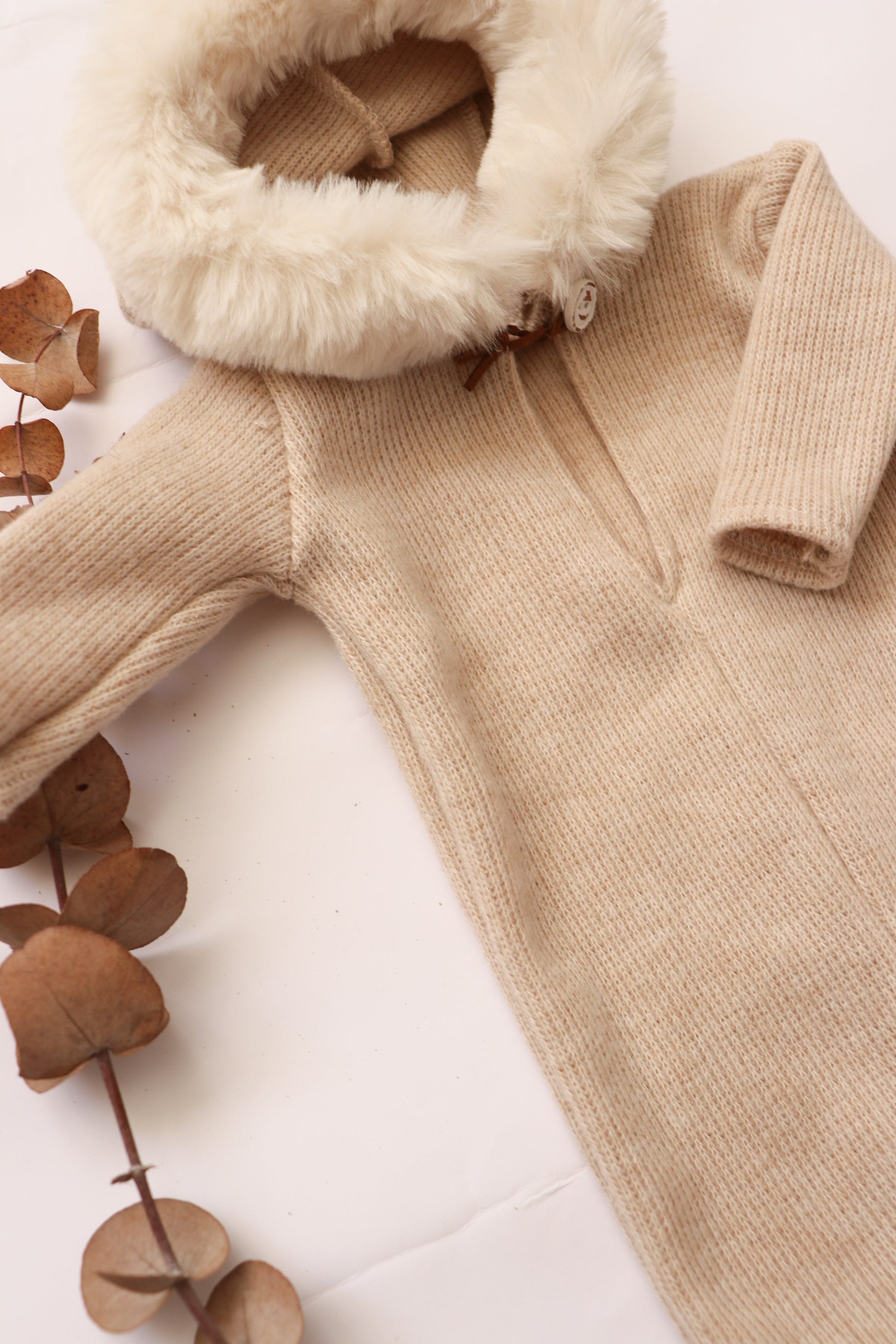 Soft cozy baby outfit for photoshoots featuring a ribbed design and plush hood for added warmth