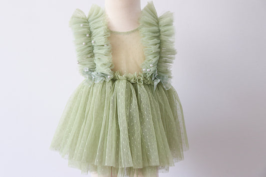 Elegant ruffle tulle on both sides of the bodice, creating a fairy-tale effect.
