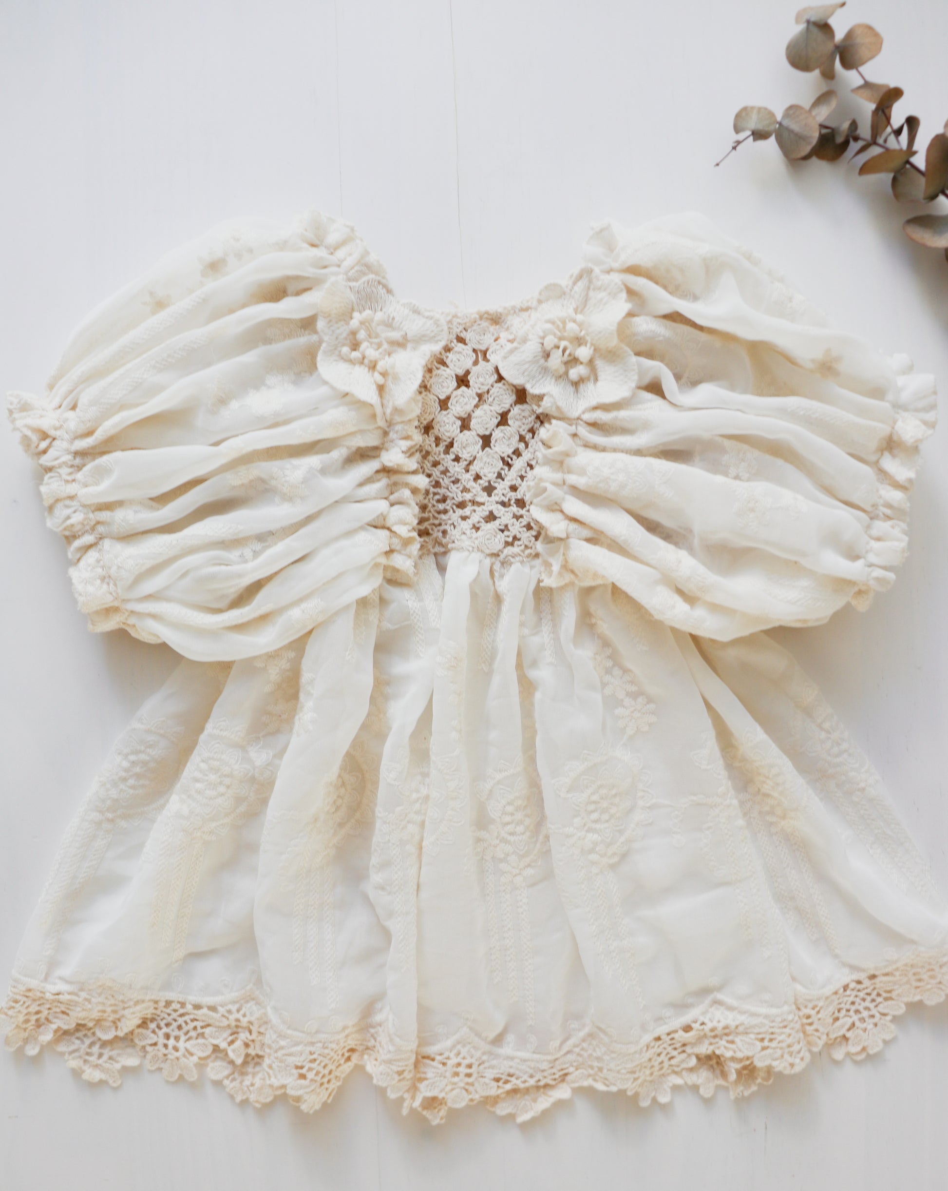 Vintage Lace Bodice: Classic and sophisticated. • Embroidered Chiffon: Puffy sleeves and skirt with delicate details.
