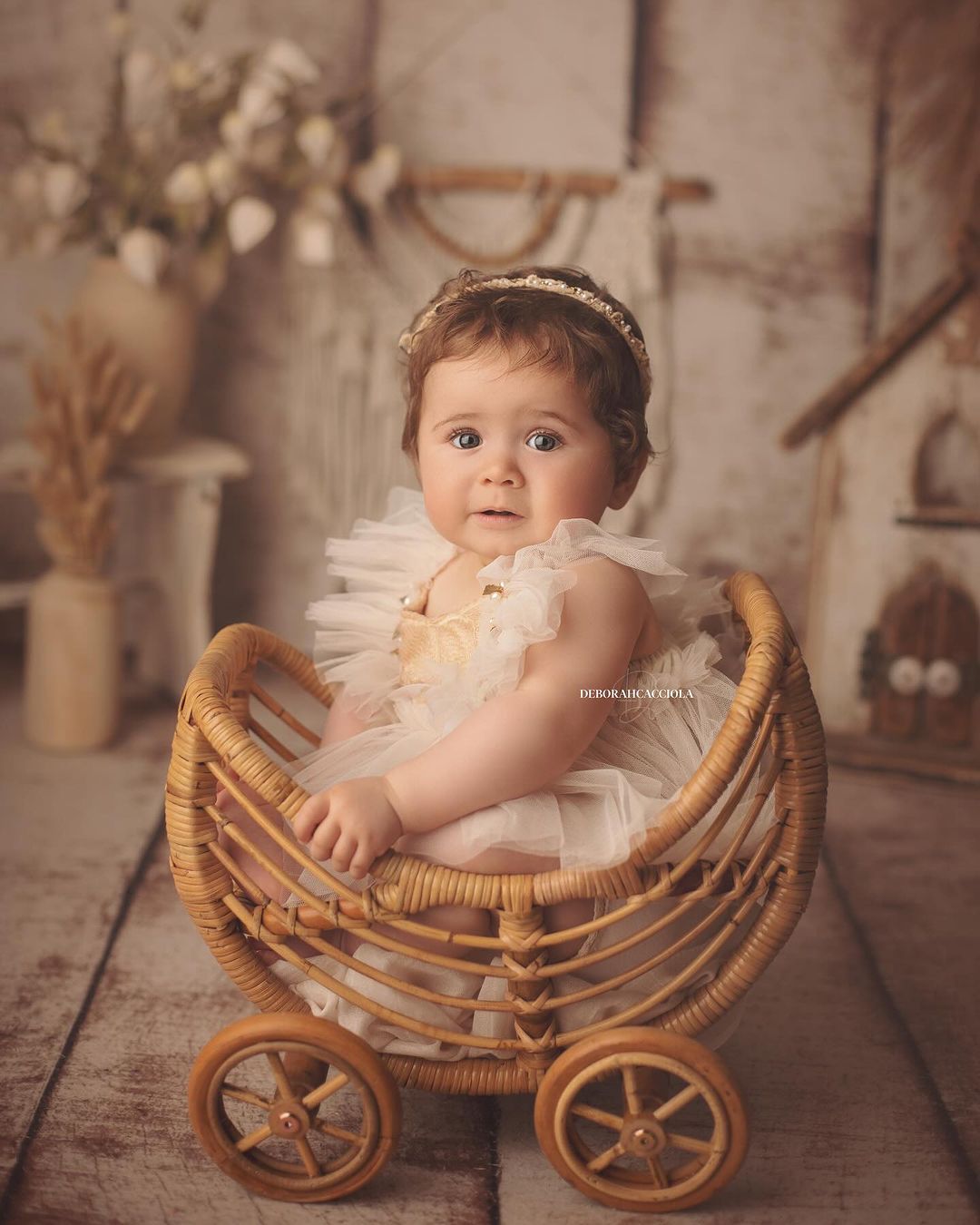 For an unforgettable sitter session, trust Deborah Cacciola, a well-known French photographer celebrated across Europe for her expertise in capturing baby and family photoshoots. This outfit is the perfect choice for her timeless and artful photography.
