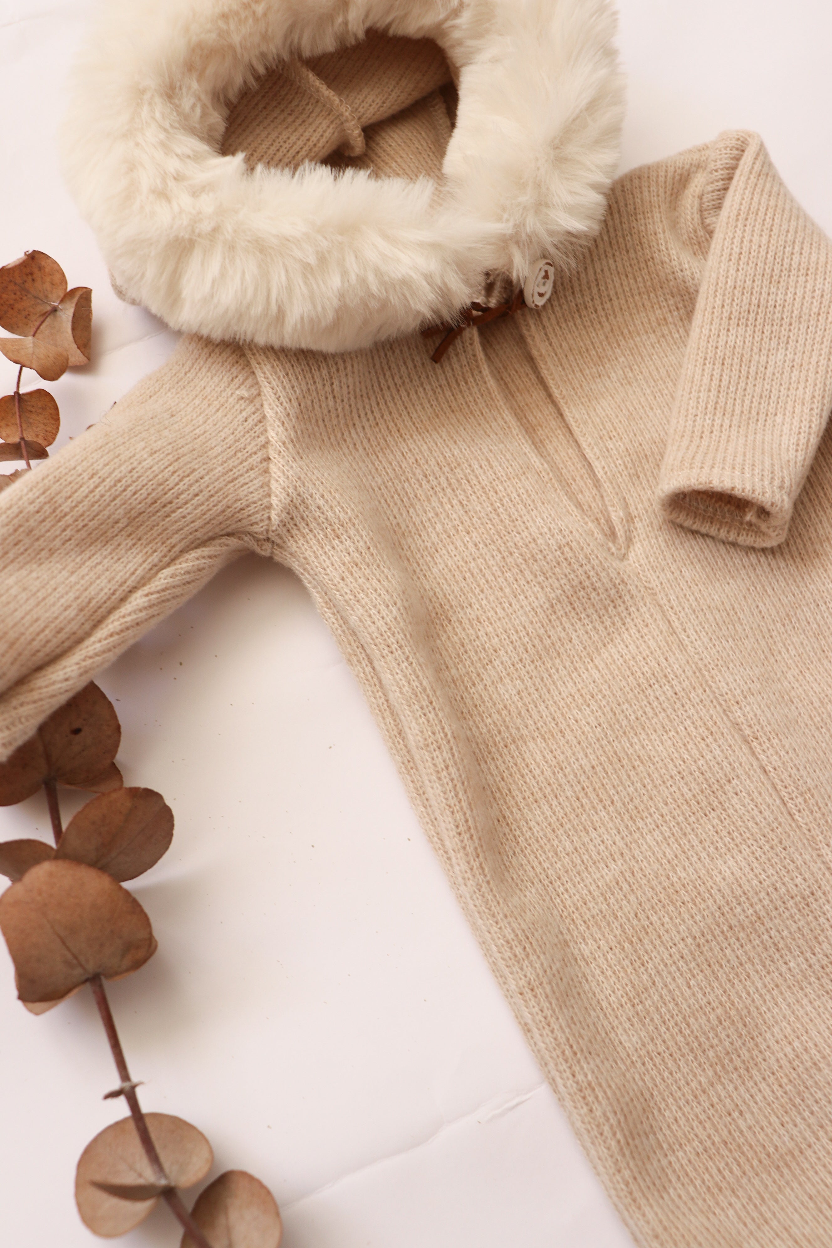 Soft cozy baby outfit for photoshoots featuring a ribbed design and plush hood for added warmth